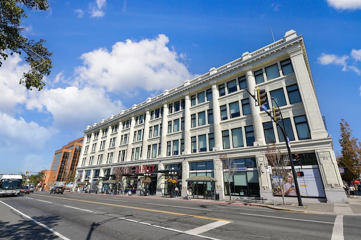 Bright 1br + Den In Iconic Downtown Landmark - Victoria