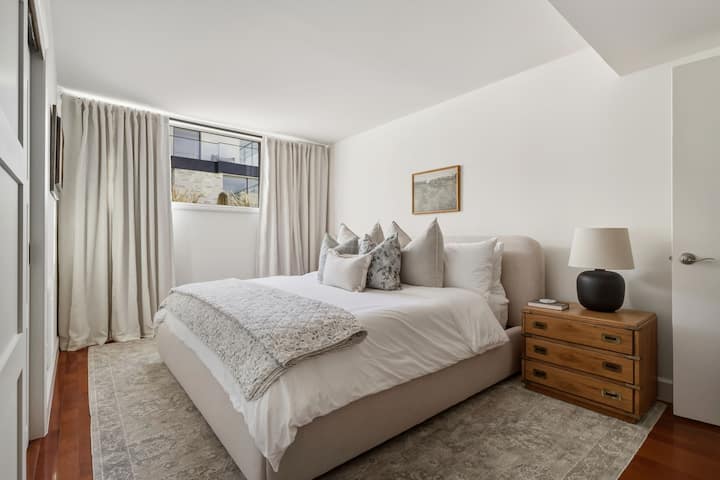 Plongez dans un confort réparateur dans ce lit king size magnifiquement superposé, conçu pour un sommeil profond et des matins paisibles.