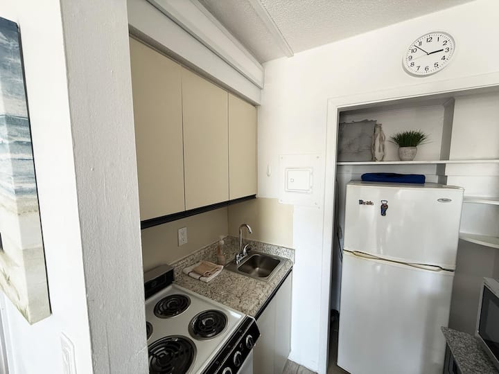 Venice Beach Studio – Pool & Private Shore - Venice Beach, FL