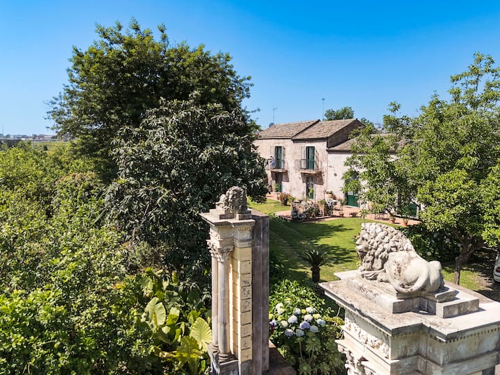 Charming villa with pool, blossoming garden & view