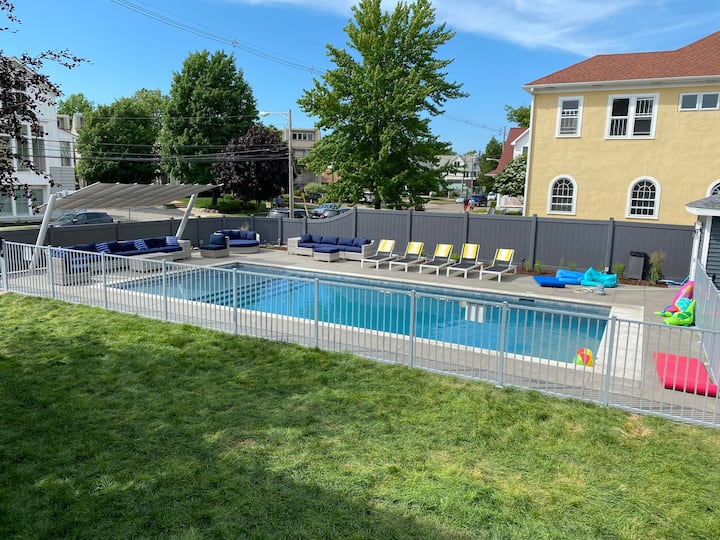 Iconic Sh Estate - Pool, Spa, Game Room & More! - South Haven, MI