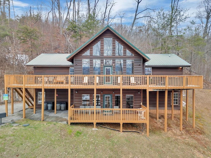 Mountain Views- Game Room -Hot Tub - Pet-friendly - Gatlinburg, TN