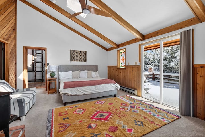 Enorme dormitorio principal: cama tamaño king y acceso al patio