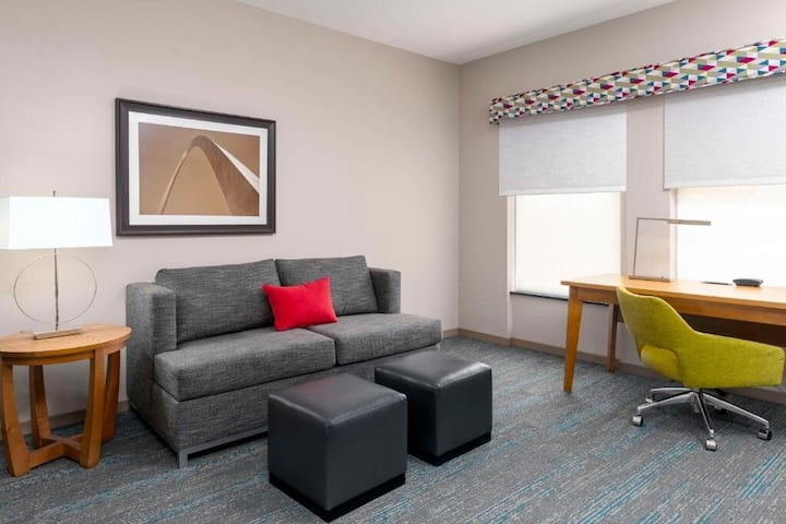 Bright, Clean Room Close To St. Louis Zoo - Clayton, NC