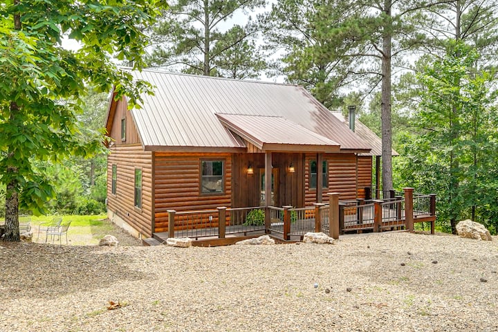 Cabin W/ Hot Tub & Deck: 5 Mi To Broken Bow Lake - Hochatown, OK