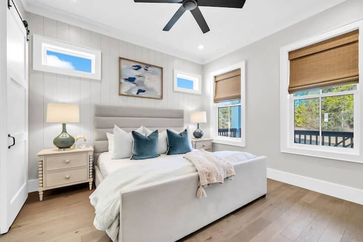 Dhoma e gjumit nr. 1 ka një krevat dopio "king" me banjë.