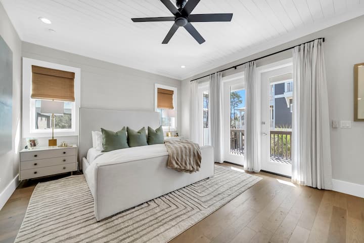 Dhoma e gjumit nr. 5 ka një krevat dopio "king", banjë private, qasje në verandë private dhe televizor inteligjent.