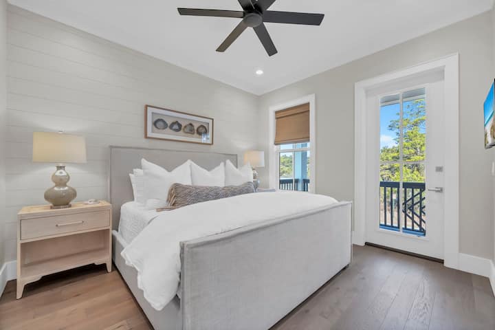 Dhoma e gjumit nr. 2 ka një krevat dopio "king", banjë private, qasje në verandë private dhe televizor inteligjent.