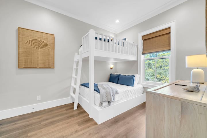 Dhoma e gjumit nr. 7 është në vagon, ka një krevat dopio dhe një televizor inteligjent.