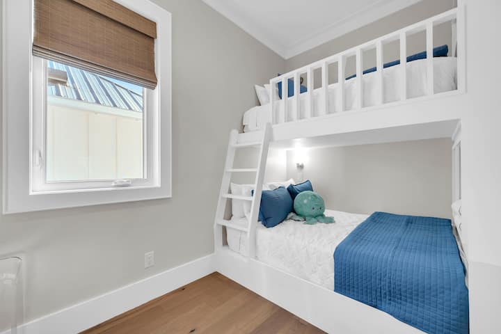 Dhoma e gjumit nr. 3 ka një krevat dopio, një kënd leximi dhe një televizor inteligjent.