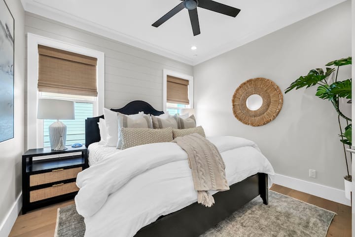 Dhoma e gjumit nr. 4 ka një krevat dopio "king", banjë private dhe televizor inteligjent.