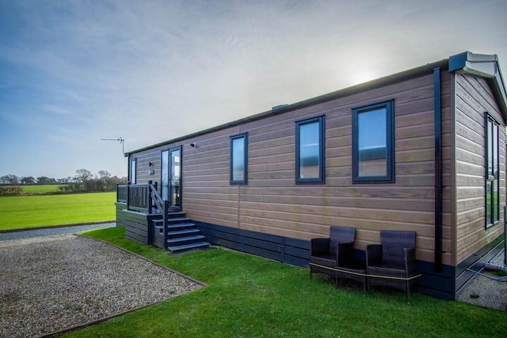 Bumblebee - 2 Bedroom Lodge - Manorbier - Tenby
