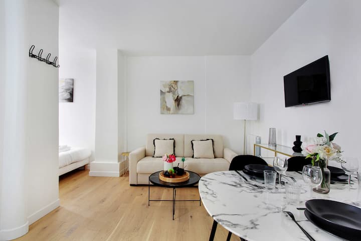 Уютна всекидневна, оборудвана с удобен разтегателен диван, идеален за почивка след ден на открития в столицата. 