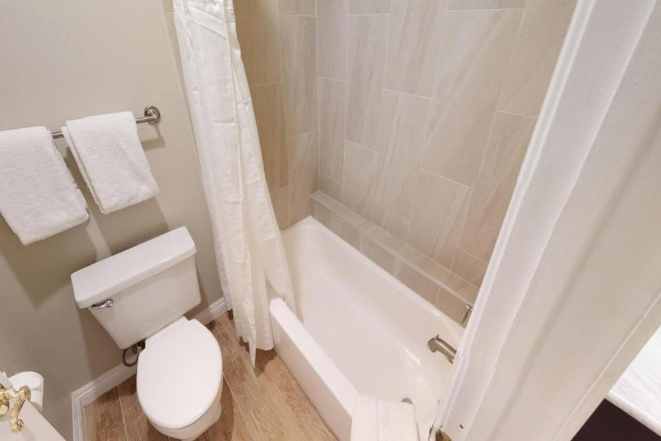 3-Room Hotel Block, Pool, Lake, Pet-Friendly - Photo 10