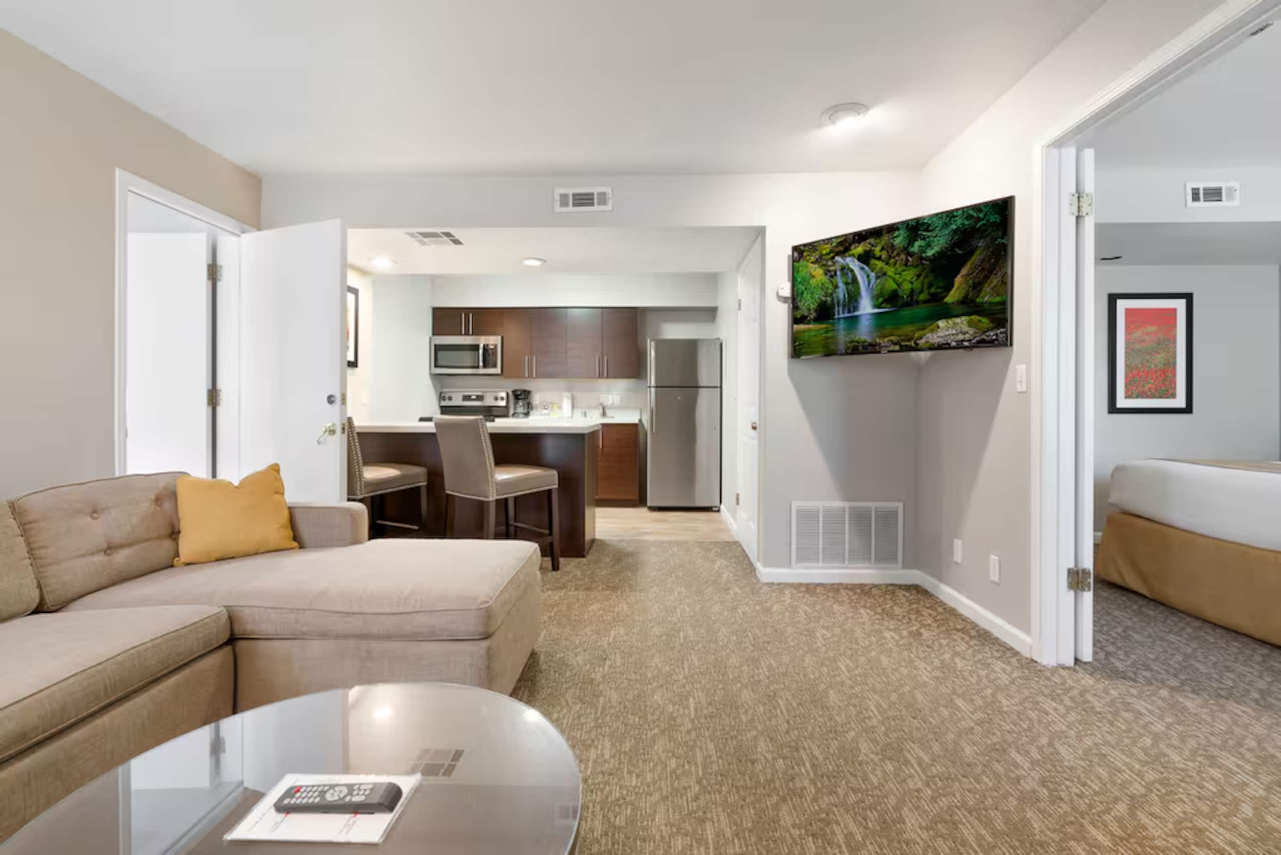 3-Room Hotel Block, Pool, Lake, Pet-Friendly - Photo 4
