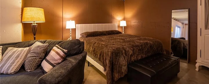 นั่งลงบนที่นั่งนุ่มสบาย พร้อมบรรยากาศที่สร้างสรรค์ด้วยแสงไฟอันอบอุ่น เพื่อการพักผ่อนที่สมบูรณ์แบบของคุณ