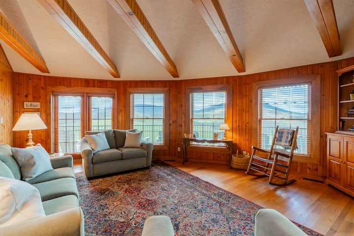 Mountain Top Farmhouse W/ Stunning 270° Views - Seneca Rocks, WV