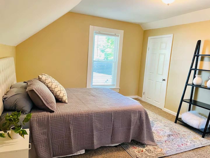 Fireside Farmhouse Retreat On A Private Wooded Lot - Greenfield, IN