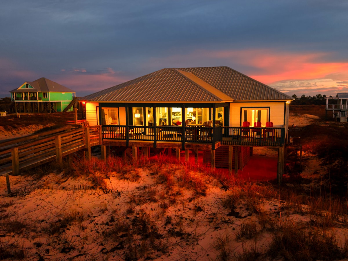 Lazy Pelican • Beachfront Beauty w/ King Suites & Deck photo 3