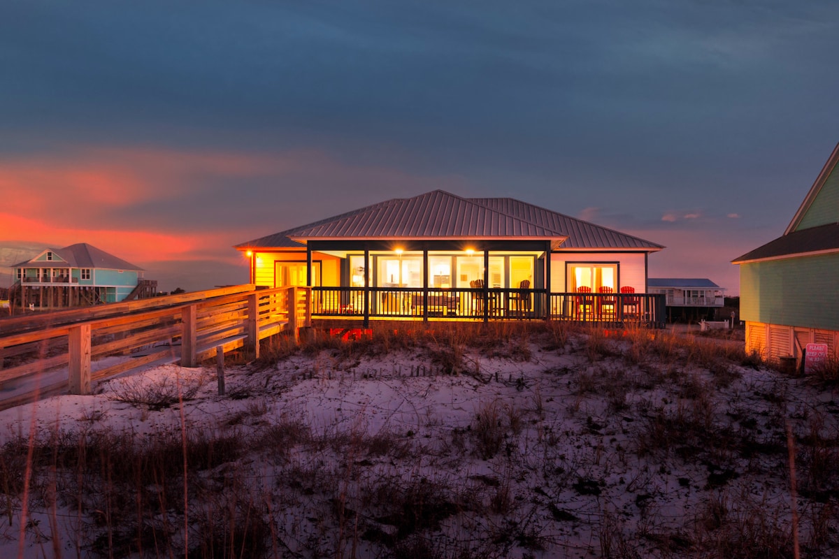 Lazy Pelican • Beachfront Beauty w/ King Suites & Deck photo 4