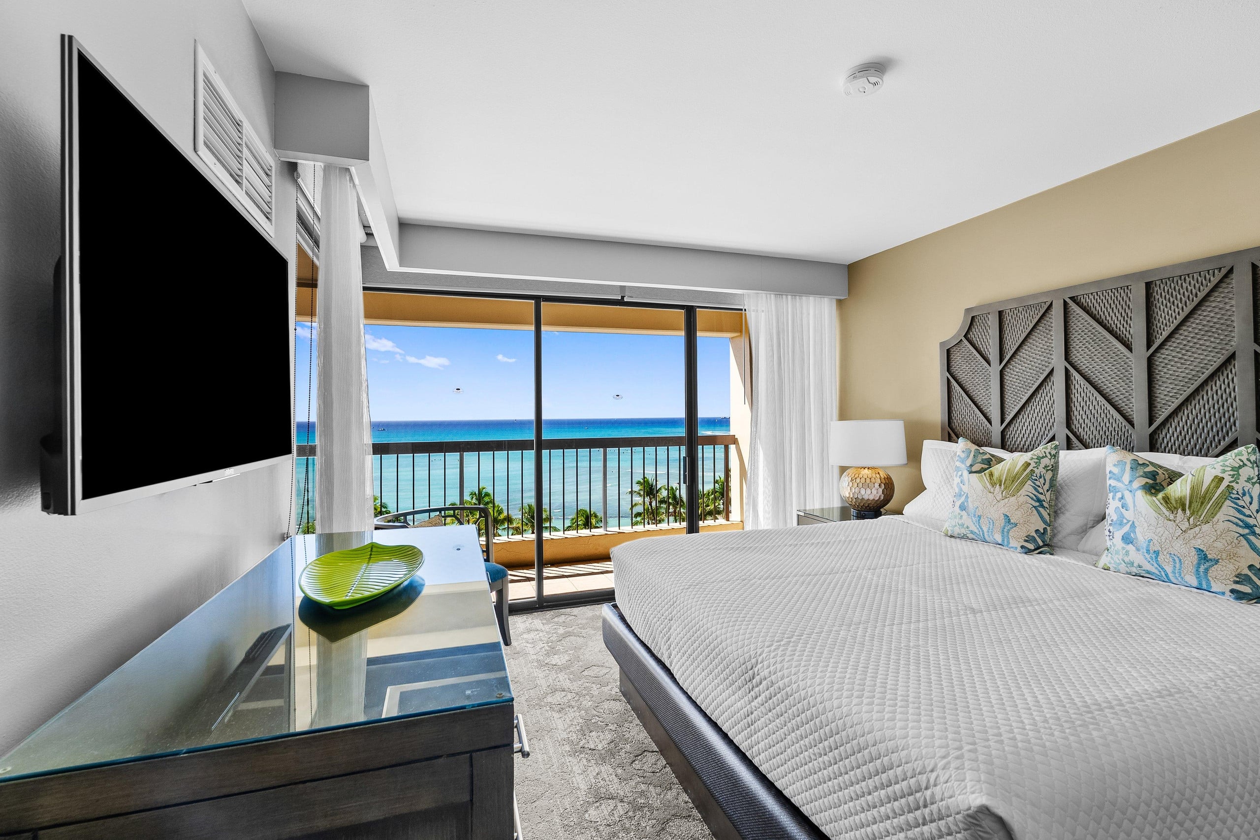 Condo in Honolulu · ★4.6 · 2 bedrooms · 4 beds · 2 private baths - Image 19