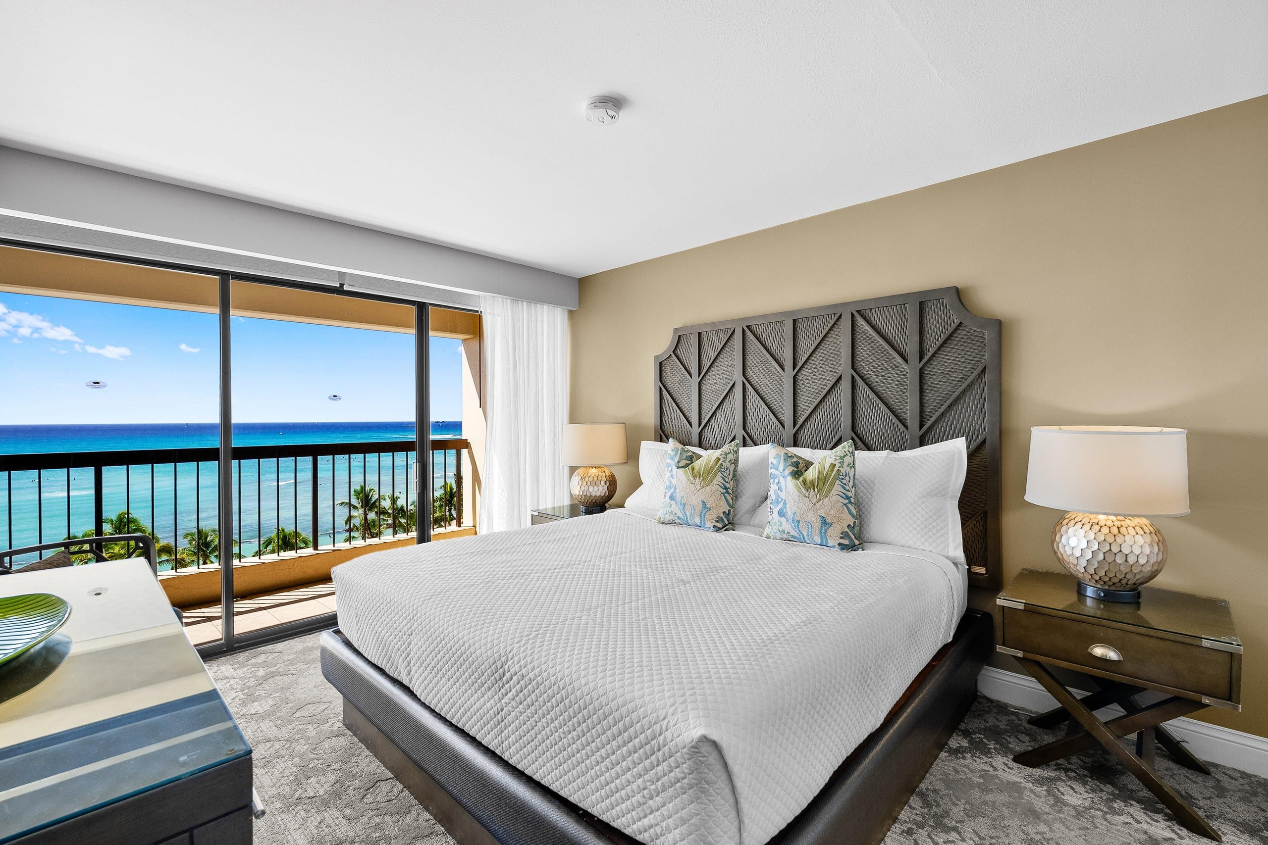 Condo in Honolulu · ★4.6 · 2 bedrooms · 4 beds · 2 private baths - Image 1