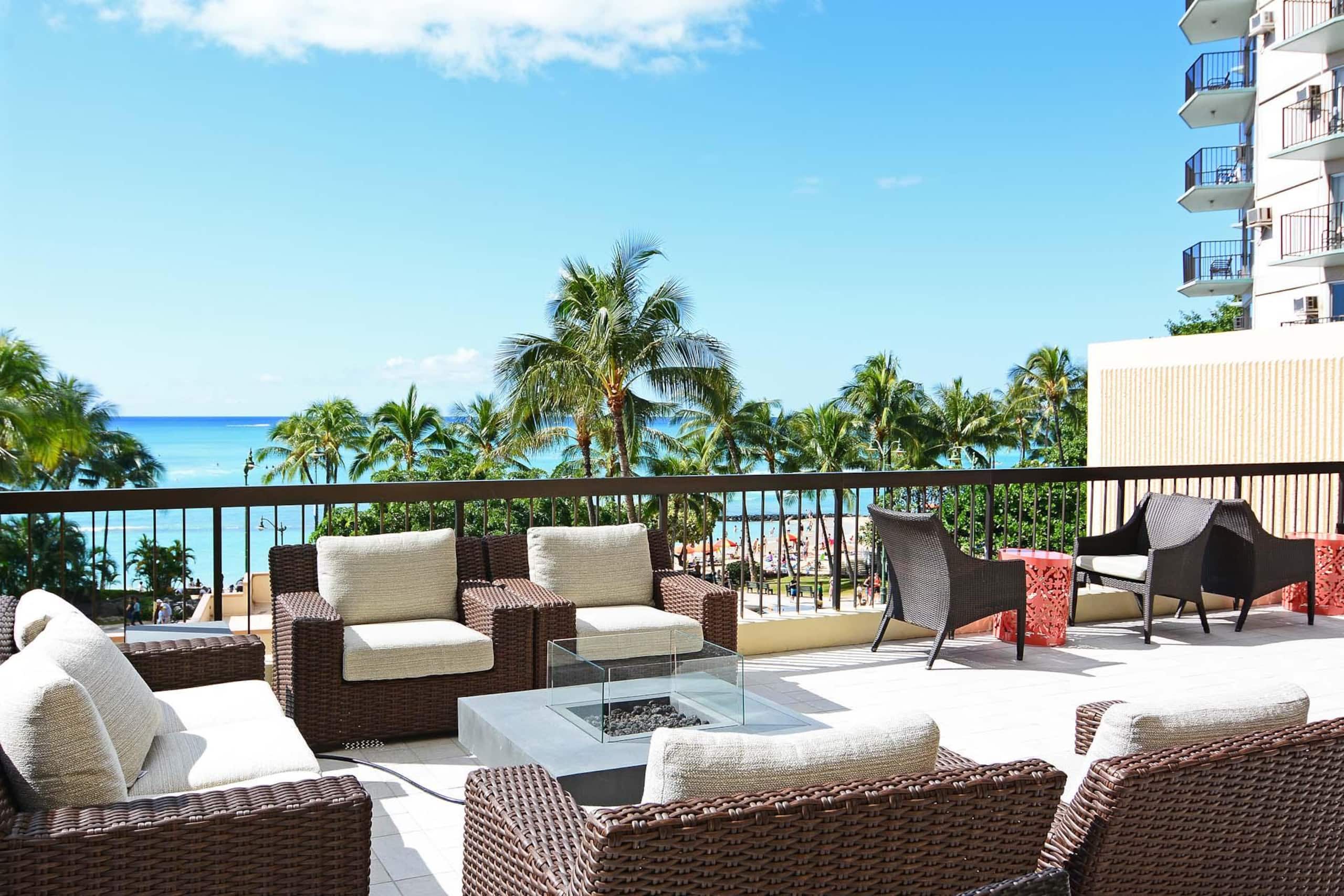 Condo in Honolulu · ★4.6 · 2 bedrooms · 4 beds · 2 private baths - Image 35