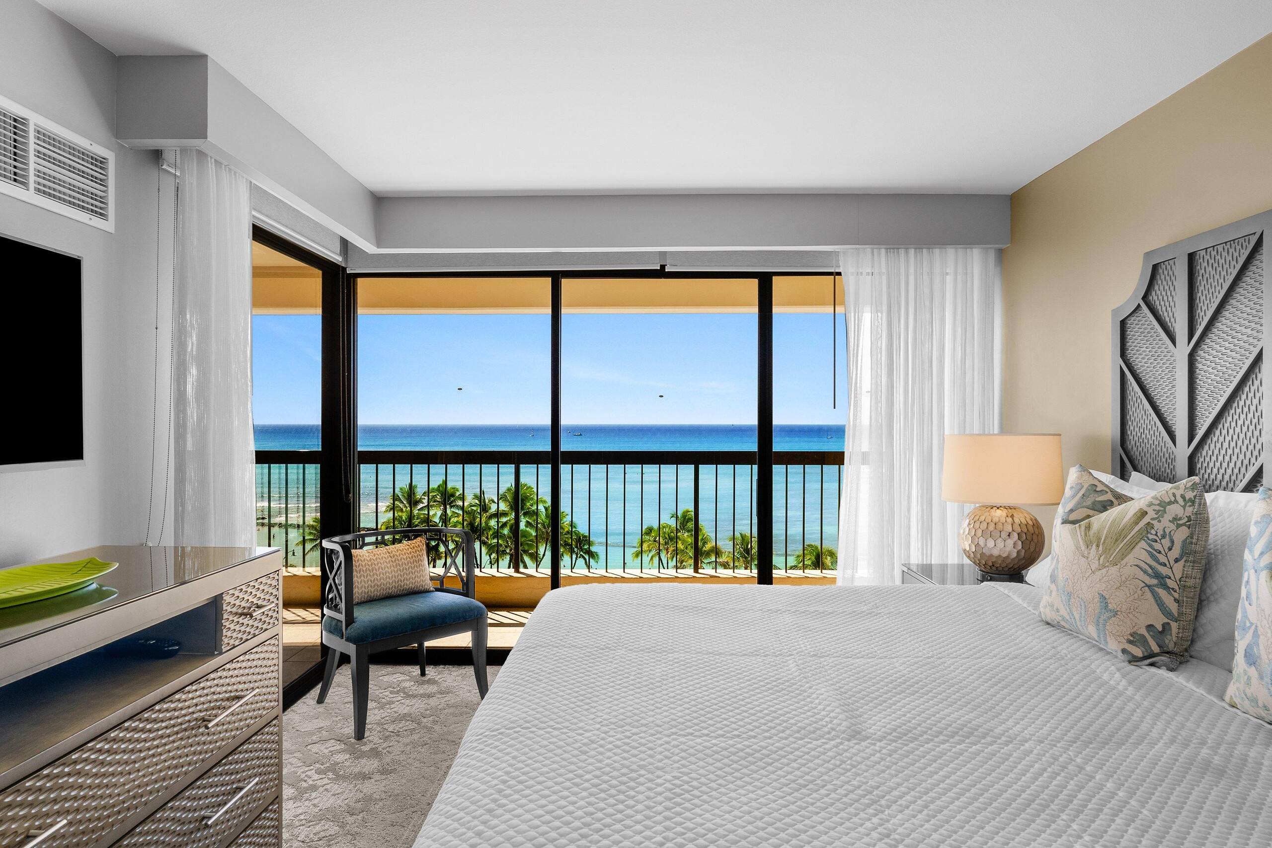 Condo in Honolulu · ★4.6 · 2 bedrooms · 4 beds · 2 private baths - Image 18