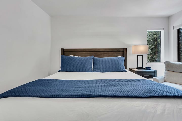 Dormitorio 2: cama tamaño king, sofá y armario.