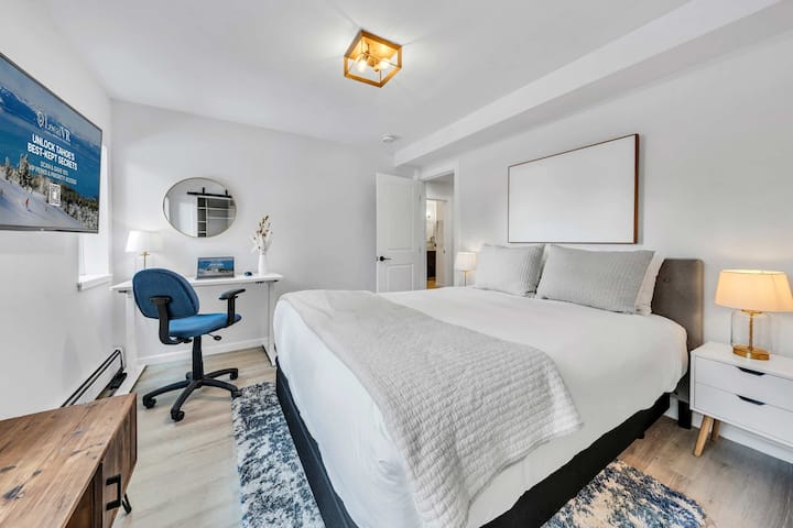 Dormitorio 3: cama tamaño queen, televisor inteligente y espacio de trabajo dedicado