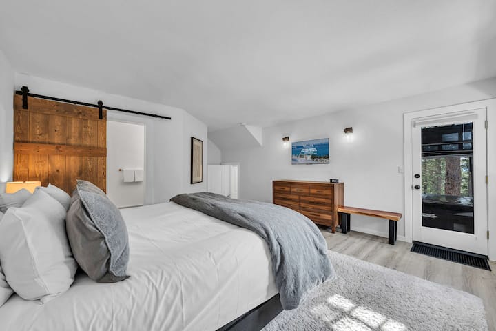 Dormitorio 1: cama tamaño king, baño privado, acceso al balcón.