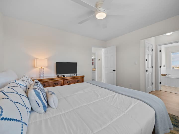 Curated 2 Bedroom Oceanview Condo & Pool - Emerald Isle, NC