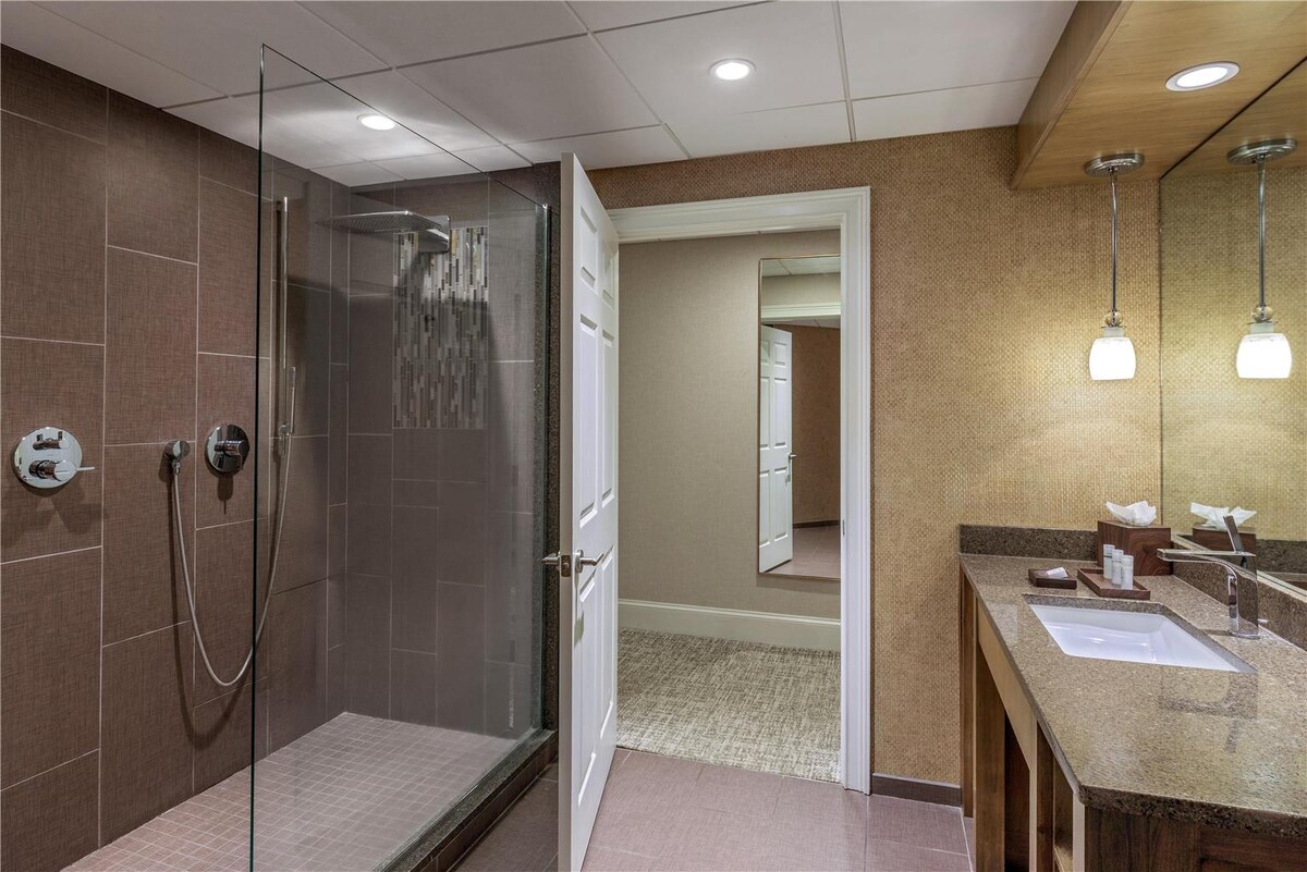 Stylish Queen Suite Perfect for Wine Tasting