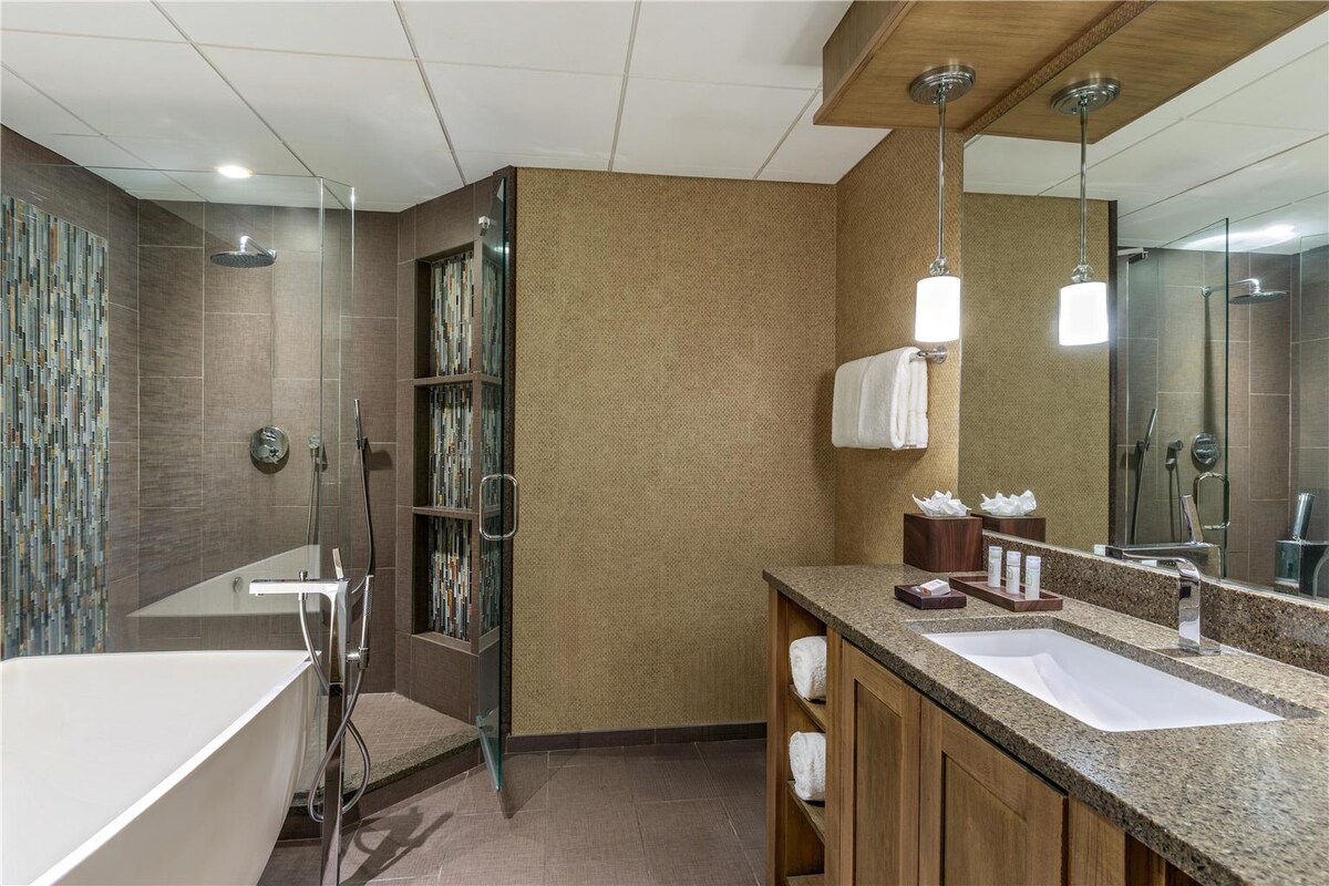 Sophisticated Guest Room w/ Scenic Resort Grounds