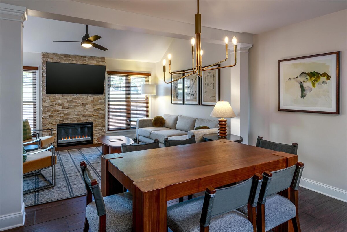 Stunning Resort Villa Near Pool Mountain – 6 miles