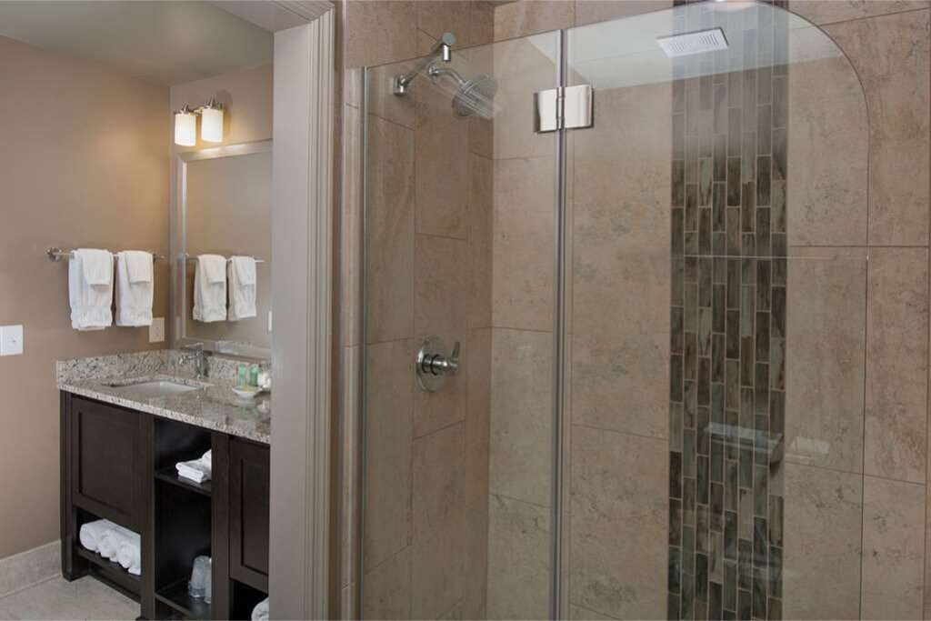 Stunning Resort Villa Near Pool Mountain – 6 miles
