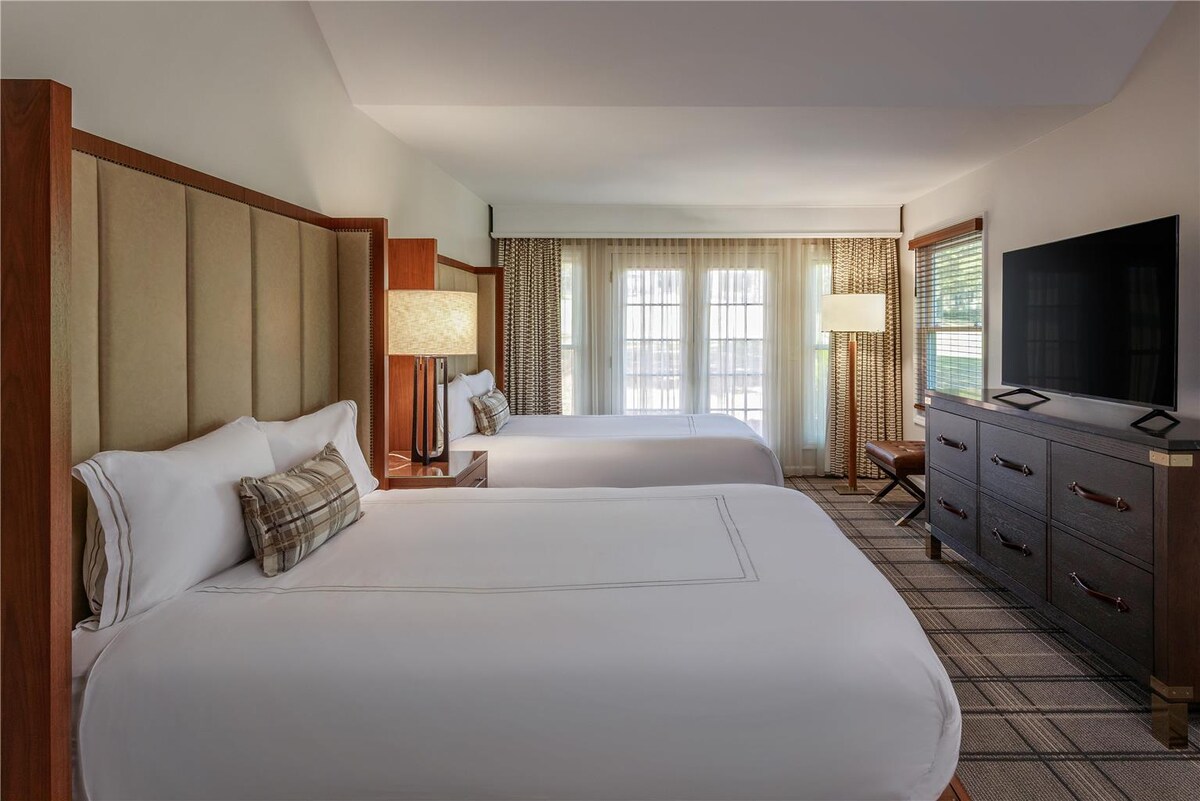 Stunning Resort Villa Near Pool Mountain – 6 miles