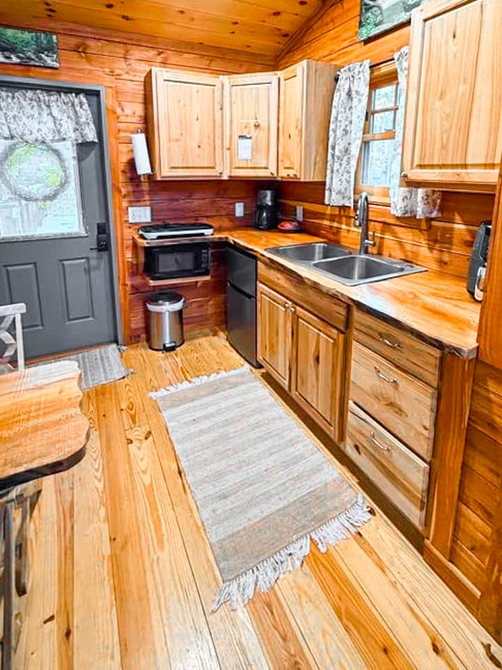 Treehouse By The Creek: Cozy Treetop Nest  Hot Tub - Walland, TN