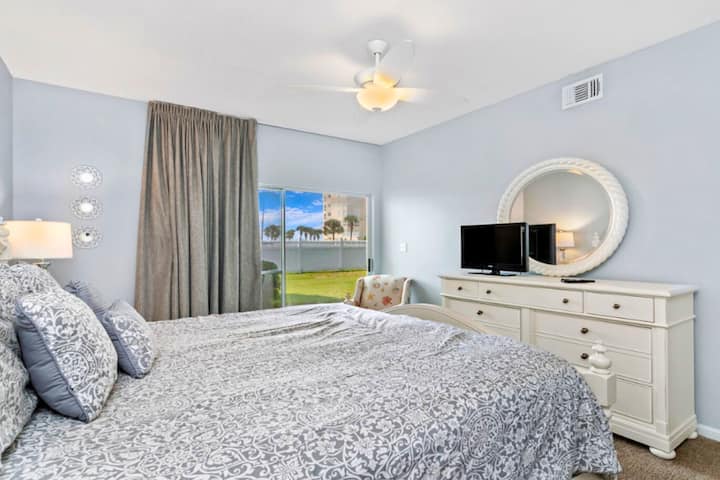 Залебдете во вашата спокојна спална соба со меки сини ѕидови, удобен кревет и мирен поглед кон градината преку вашиот приватен прозорец.