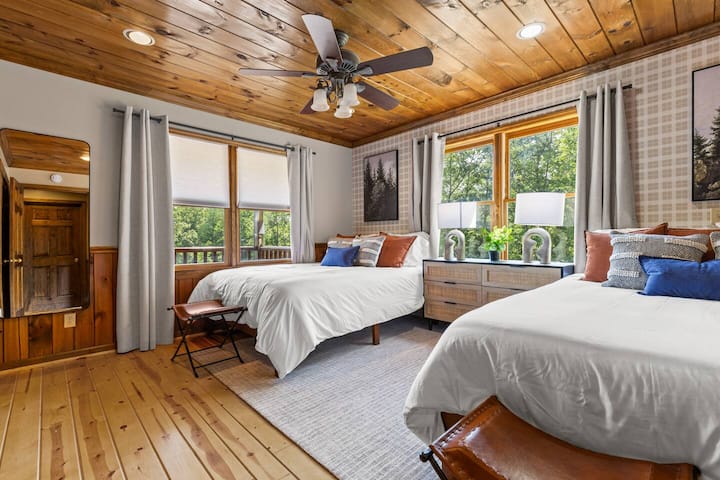 Two queenbeds with benches and lots of closet space - overlooking the large deck and mountain view.