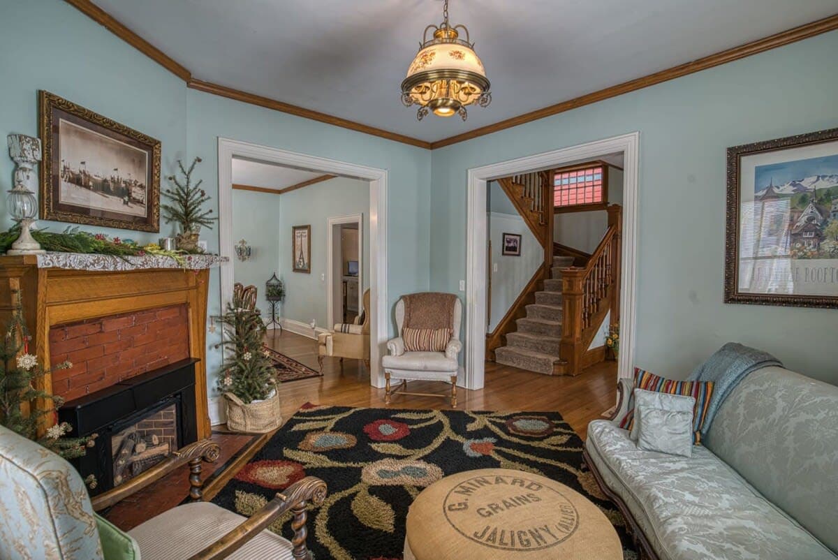 5BR Victorian | Sleeps 12 | Walk Downtown - Houses for Rent in