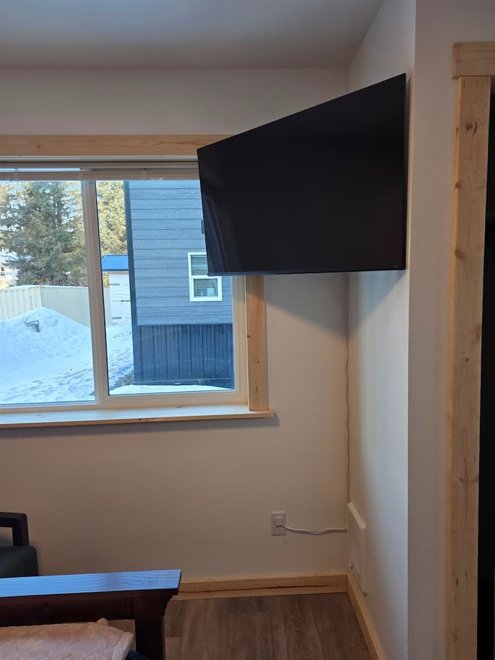 Спалната соба на главниот кат вклучува брачен кревет (широк 150 – 179 см) со ноќно шкафче, плакар, стол и телевизор.