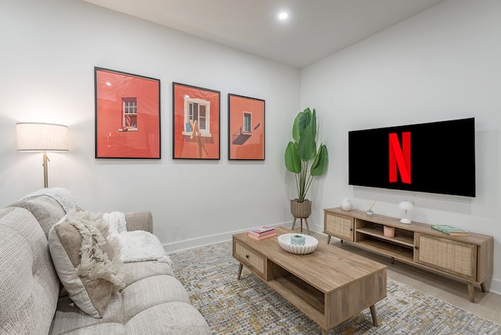 Downtown Comfort Suite | Sleeps 4 - ラザル