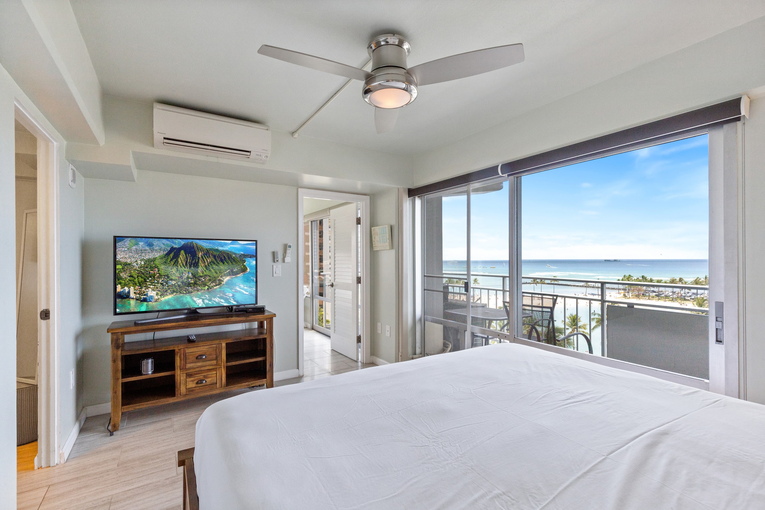 Ilikai Hotel Condo with Ocean, Lagoon & Fireworks - Image 2