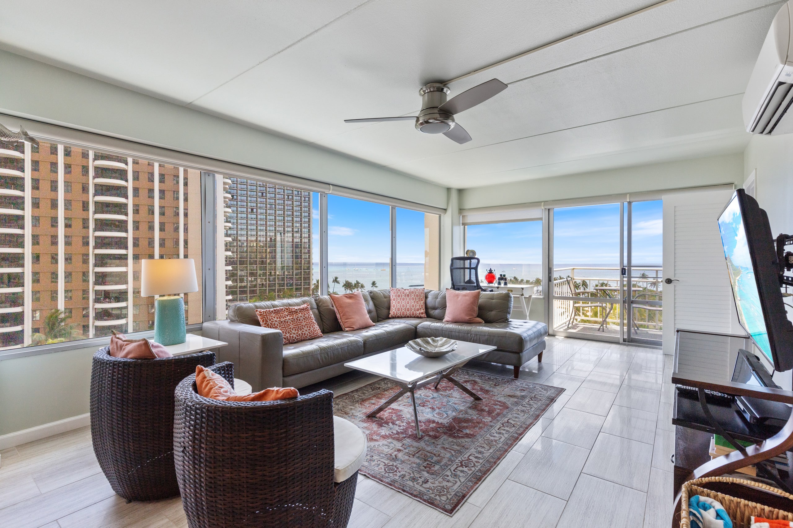 Ilikai Hotel Condo with Ocean, Lagoon & Fireworks - Image 4