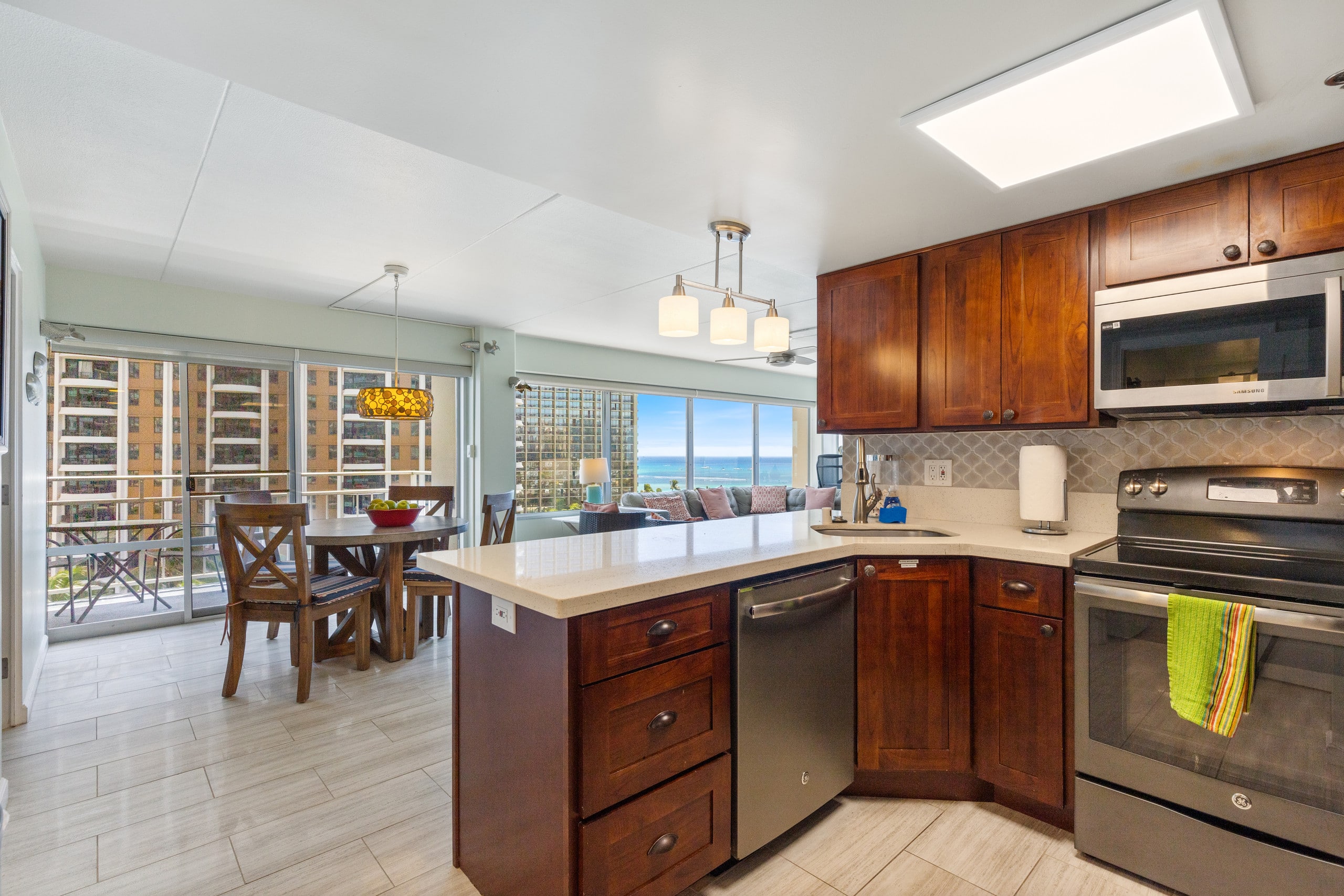 Ilikai Hotel Condo with Ocean, Lagoon & Fireworks - Image 11