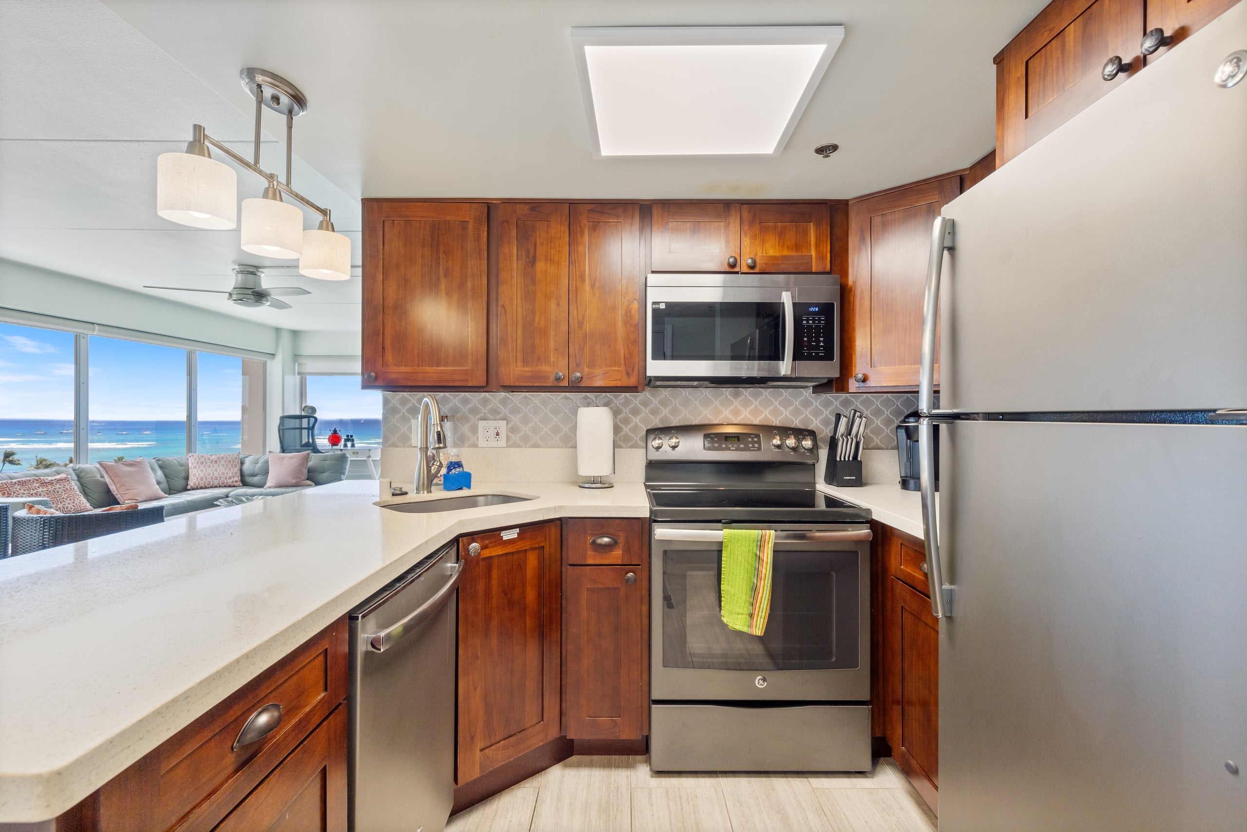 Ilikai Hotel Condo with Ocean, Lagoon & Fireworks - Image 9