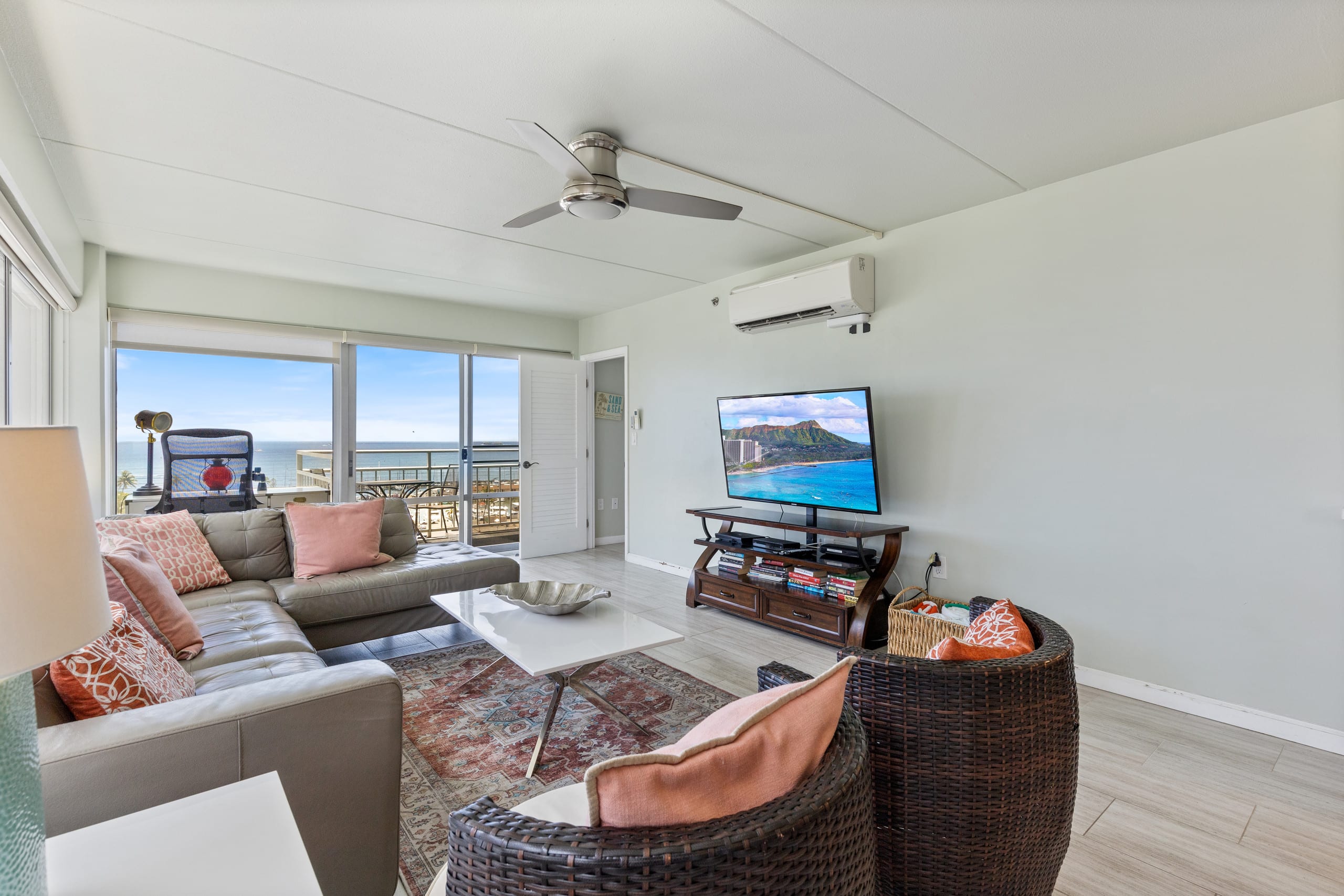 Ilikai Hotel Condo with Ocean, Lagoon & Fireworks - Image 7