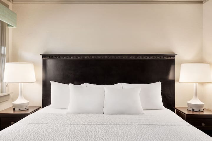 King Efficiency | Days Inn Daytona | Oceanfront - Ocean City