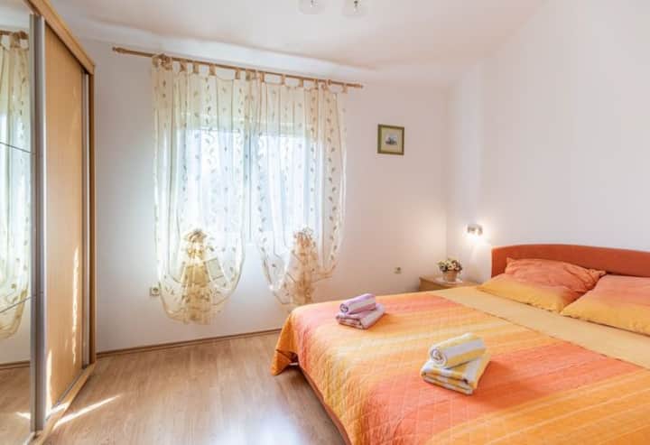 这间阳光充足的卧室配有舒适的色调、柔软的床上用品和镜面衣柜，让空间更明亮，非常适合安静的夜晚和缓慢、宁静的早晨。

